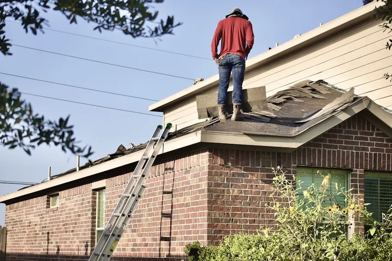 Professional roofer working on a residential roof in Rancho de los Alisos